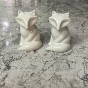 Fox salt and pepper shakers